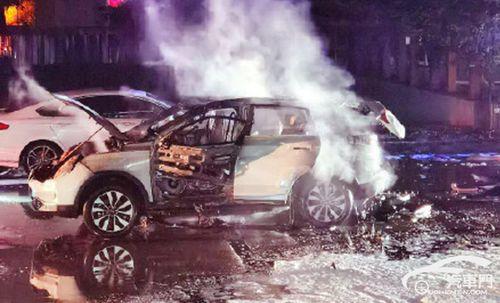 国产汽车爆燃视频下载,揭秘事故原因与防范措施-第3张图片-精品欧洲AV无码